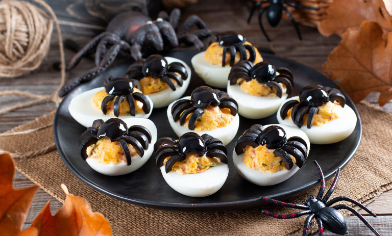 تخم‌مرغ عنکبوتی؛ ایده خلاقانه صبحانه هالووینی برای بچه‌ها