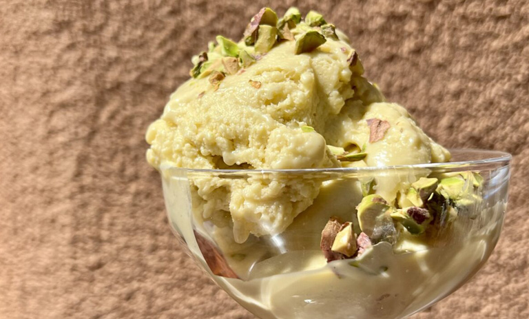 طرز تهیه بستنی پسته‌ای خانگی؛ طعمی خامه‌ای و خوشمزه