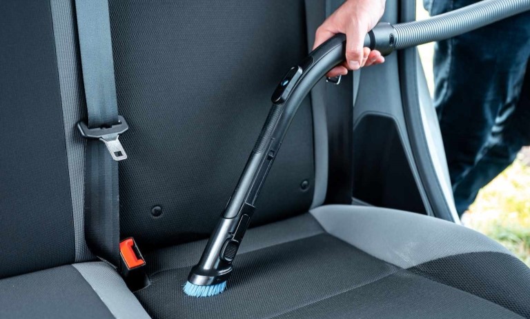 روش‌های حرفه‌ای برای تمیز کردن روکش صندلی ماشین؛ از پارچه تا چرم