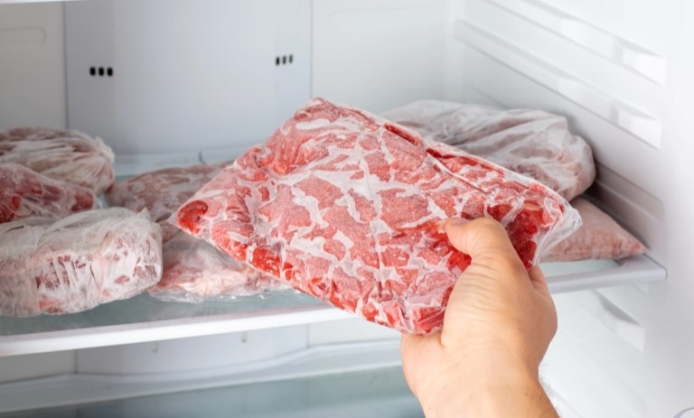 بایدها و نبایدهای آب کردن گوشت یخ‌زده؛ نکات مهمی که باید بدانید