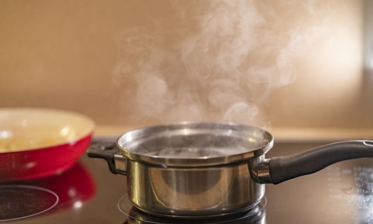 10 روش ساده و طبیعی برای مرطوب کردن هوای خانه بدون دستگاه بخار