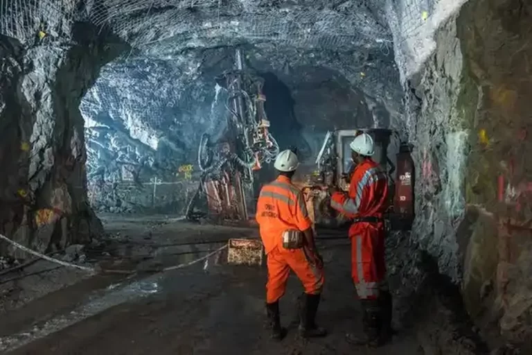 وعده وزیر کار برای افزایش دستمزد کارگران معدن عملی نشد/ امنیت برخی از معادن استان مطلوب نیست