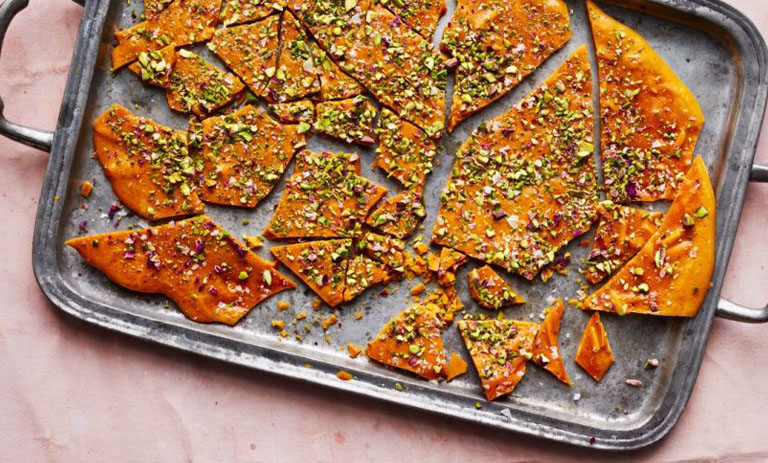 طرز تهیه سوهان گردویی برای عصرانه با چای