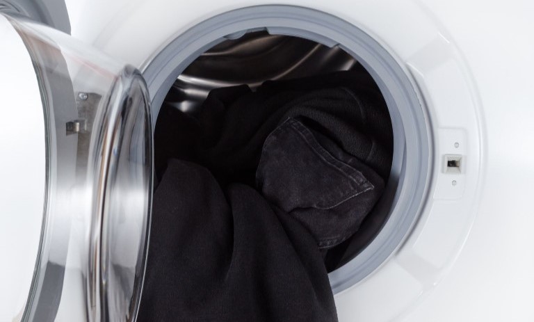 روش درست شستن لباس‌های مشکی بدون تغییر رنگ