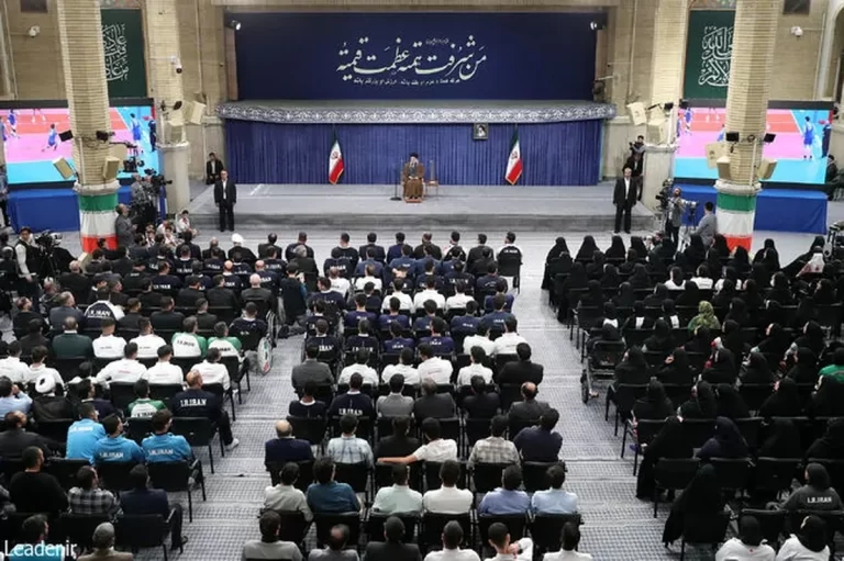 دیدار قهرمانان رشته های مختلف ورزشی و مدال آوران المپیادهای جهان با رهبر انقلاب