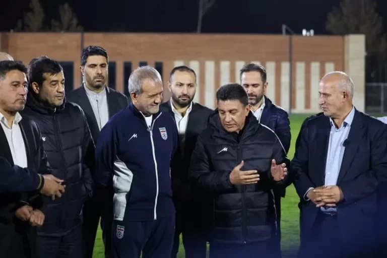 پزشکیان همراه با ملی‌پوشان فوتبال کشورمان پا به توپ شد