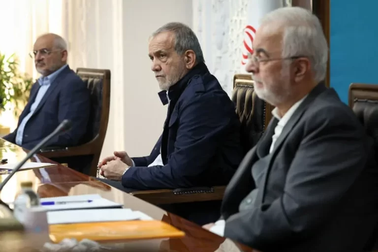 پزشکیان بر تلاش برای تغییر جدی سوخت خودروهای عمومی و خصوصی تاکید کرد.