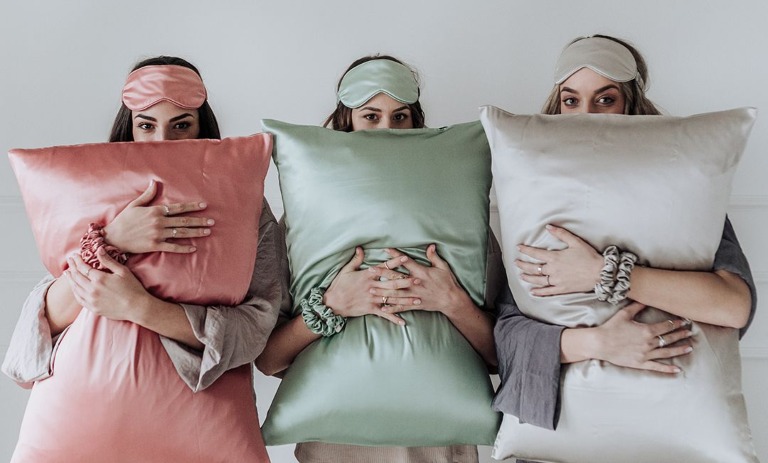 29 مدل روبالشتی ساتن شیک که دکور اتاقت را خاص می‌کند