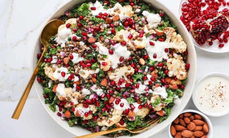 طرز تهیه سالاد رژیمی گل کلم و انار؛ سالاد پاییزی خوشمزه