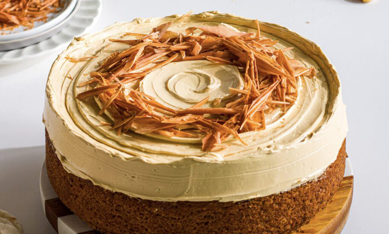 طرز تهیه کیک نسکافه کافی شاپی؛ با روکش سس کاراملی پنیری