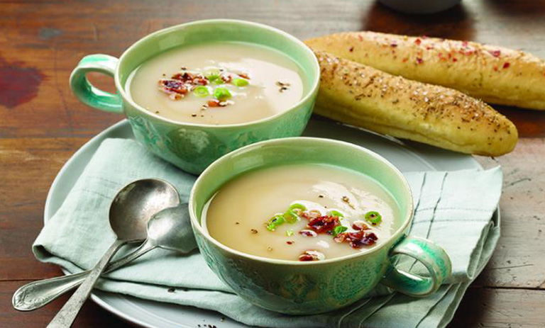 آموزش سوپ پاییزی با سیب زمینی و بوته سیر؛ سریع و مقوی