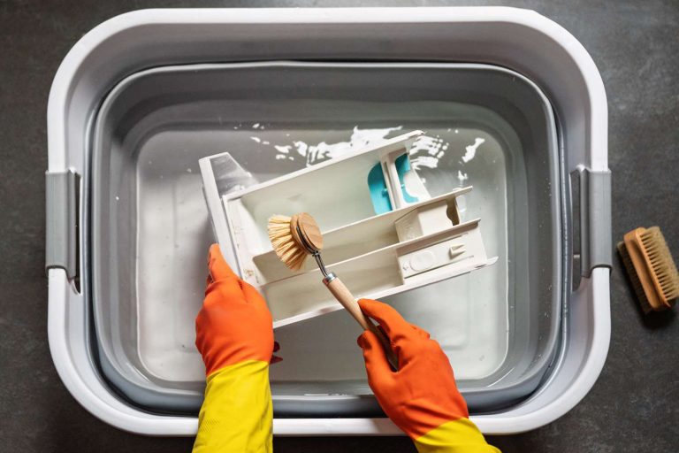 بهترین روش‌های خانگی برای از بین بردن کپک و رسوب کشوی لباسشویی