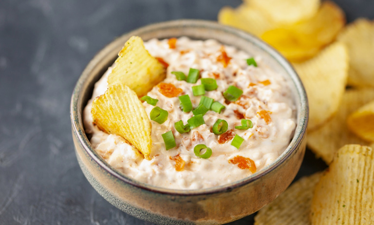 دیپ پیازچه خانگی؛ ترکیبی ساده و خوشمزه برای دورچین و پیش‌غذا