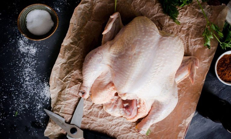 چطور مرغ کامل را برش بزنیم؟ نکات و فوت‌وفن تکه کردن تمیز و آسان