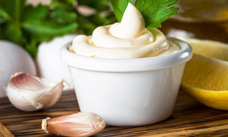 طرز تهیه سس مایونز خانگی رژیمی؛ با تخم مرغ و بدون تخم مرغ