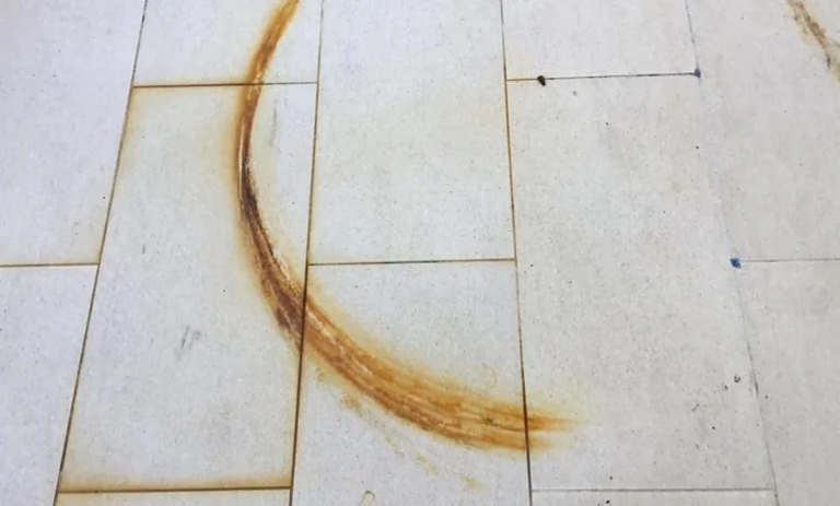 چطور زنگ‌زدگی را از روی کاشی و سرامیک پاک کنیم؟ ترفندهای سریع و خانگی