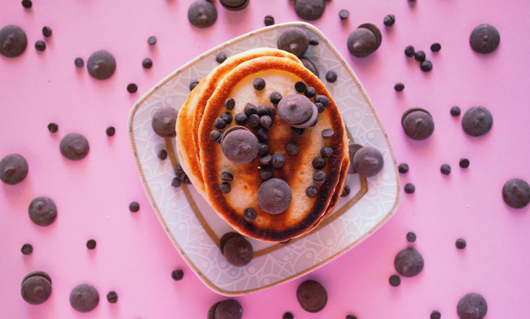 پنکیک گلابی و شکلات؛ صبحانه‌ای خوش‌عطر برای بچه‌مدرسه‌ای‌ها