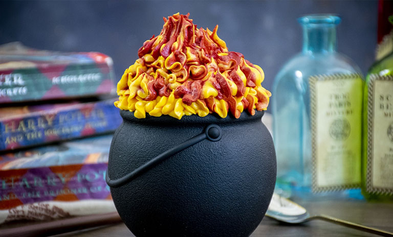 کیک دیگچه‌ای ترولی هاگوارتز؛ دسر جادویی دنیای هری پاتر