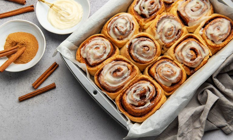 طرز تهیه رول دارچین برای یک عصرانه پاییزی