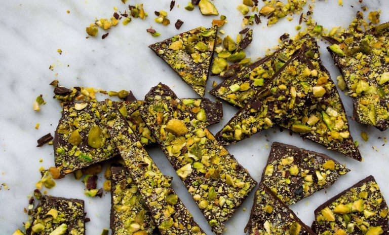 طرز تهیه کرانچی ترد پسته‌ای؛ تنقلات مناسب بچه مدرسه‌ای ها