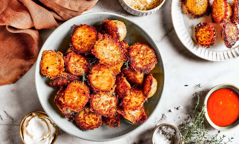 طرز تهیه سیب‌زمینی پارمسان کریسپی+ سس مخصوص