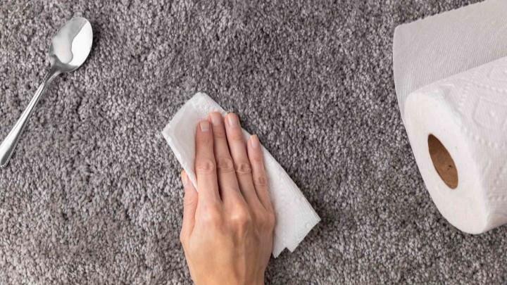 5 ترفند موثر برای از بین بردن بوی شیر از فرش