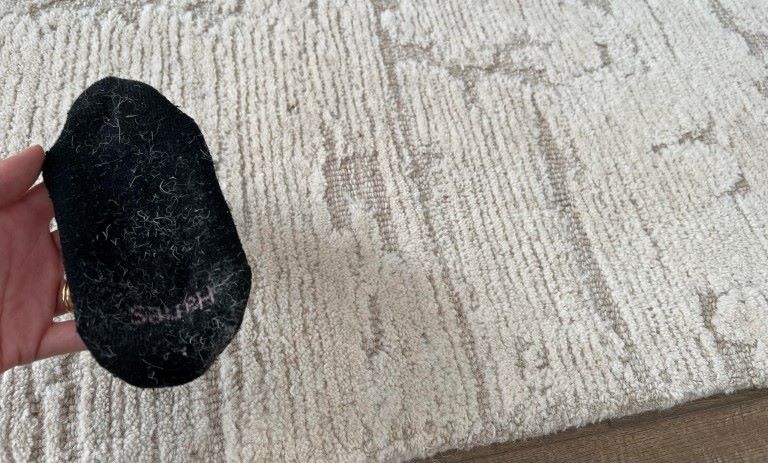 دلایل پرز دادن فرش نو و 5 ترفند ساده برای رفع سریع آن