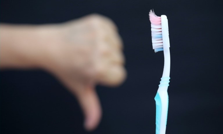 چطور بفهمیم مسواک باید تعویض شود؟ 7 نشانه مهم که نباید نادیده بگیرید