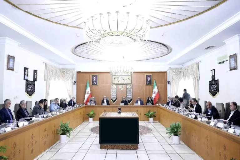 برخی با تیتر «رفوزگی دولت» چشم خود را به روی واقعیات تحریمی بستند؛ از اقلیت خاصی خط می‌گیرند