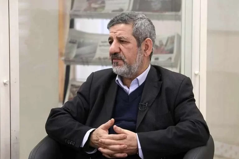 درباره اقتصاد اسلامی حرف می زد و چفیه انداخته بود