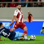 طارمی بازیکن رقیب را اخراج کرد ولی خبر از گل نبود