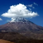 لکه ابرهای عجیب بر فراز قله دماوند امروز جمعه