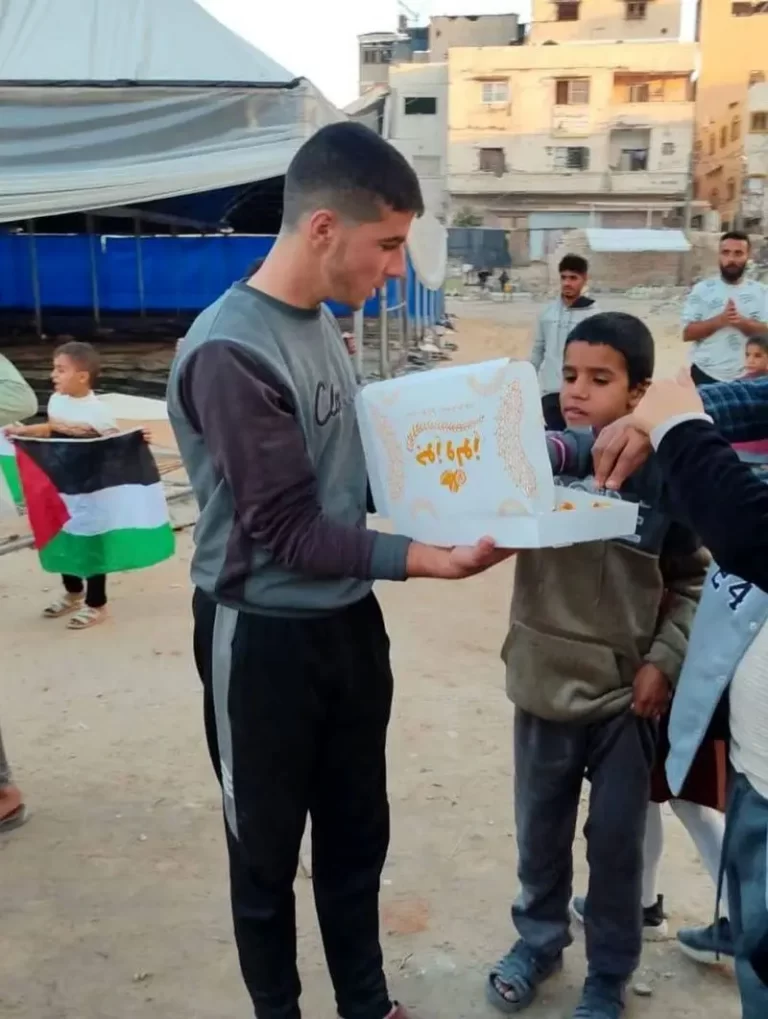 پخش شیرینی به مناسبت کشته شدن یاسر ابوشباب