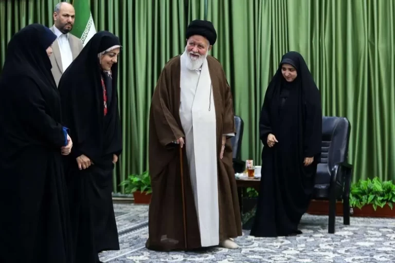 عکس؛ علم الهدی در حلقه بانوان خبرنگاران