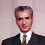 «محمدرضا پهلوی» پس از جدایی از ثریا در حال تماشای آلبوم عکس؛ سال 1337