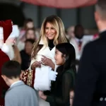 ملانیا ترامپ به همراه بابانوئل در پایگاه تفنگداران دریا