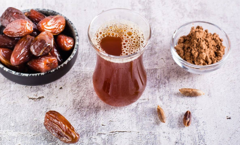 طرز تهیه دمنوش هسته خرما + بهترین زمان مصرف