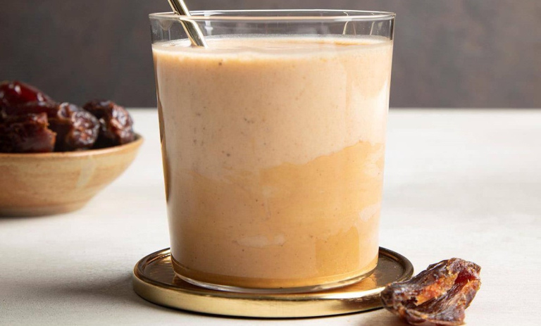 طرز تهیه نوشیدنی گرم و مقوی با خرما و قهوه؛ مناسب هوای بارونی پاییز