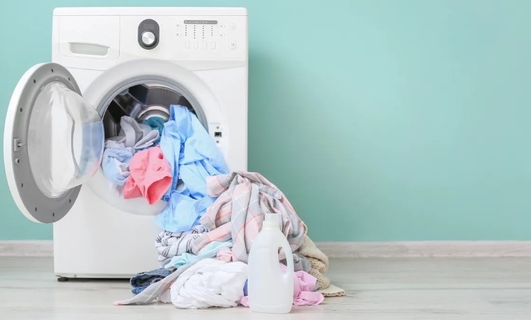 راهنمای کامل شستشوی صحیح لباس‌ها و افزایش عمر مفید آن‌ها