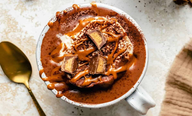 طرز تهیه هات چاکلت بادام ‌زمینی؛ نوشیدنی گرم و مخملی پاییزی