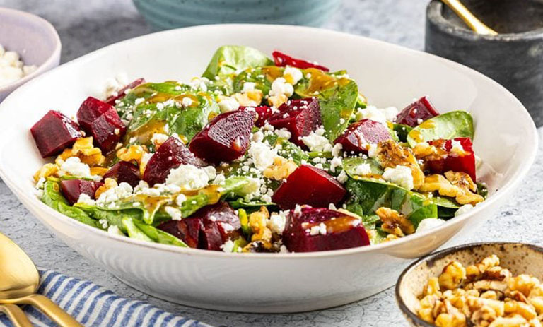 طرز تهیه سالاد اسفناج و لبو پاییزی؛ مجلسی برای شب یلدا