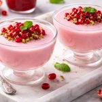 طرز تهیه فرنی انار؛ دسر خوشمزه یلدایی با ایده تزیین