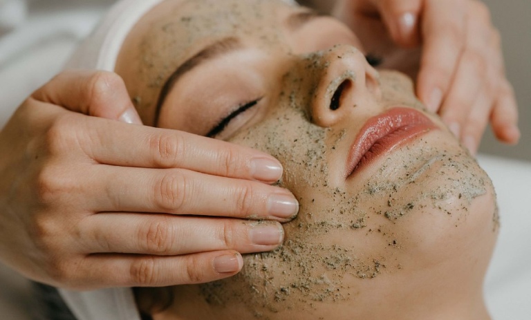 ۵ ماسک گیاهی برای کاهش اثرات آلودگی هوا روی پوست