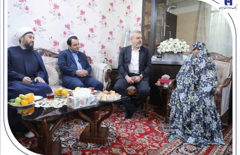 پایگاه خبری تحلیلی اخباربانک – دیدار مدیرعامل بانک صادرات ایران با مادر و خانواده «شهید محمدنبی محمدی»