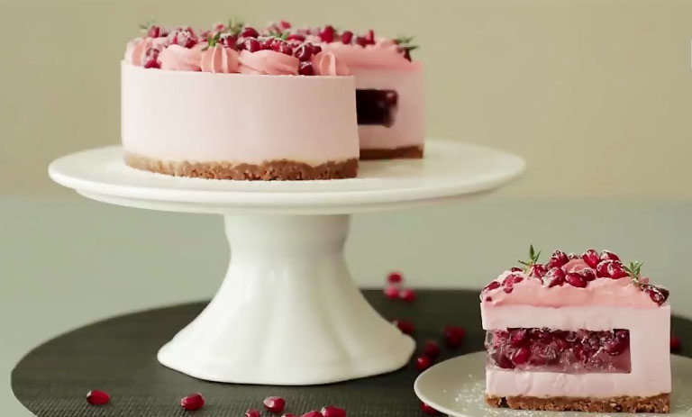 طرز تهیه چیزکیک مغزدار با لایه ژله اناری؛ دسر ویژه یلدایی