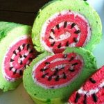 طرز تهیه کیک رولت هندوانه‌ای؛ ایده‌ای نوین برای سفره شب چله