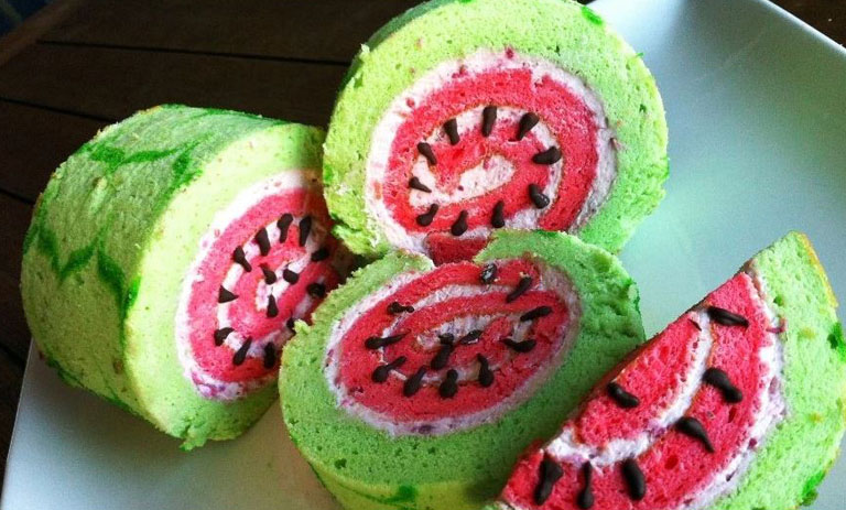 طرز تهیه کیک رولت هندوانه‌ای؛ ایده‌ای نوین برای سفره شب چله