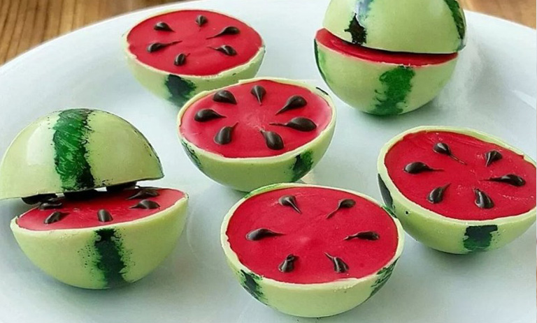 طرز تهیه شکلات هندوانه‌ای ویژه پذیرایی در شب یلدا