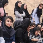 بنر اعتراضی روز دانشجو بر روی یک پراید در تهران+ فیلم