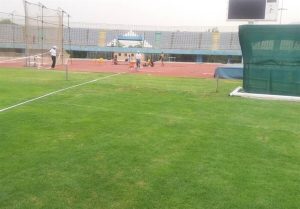 حرکت عجیب منیر و آسانی از شرایط نامناسب چمن ورزشگاه اراک+ عکس